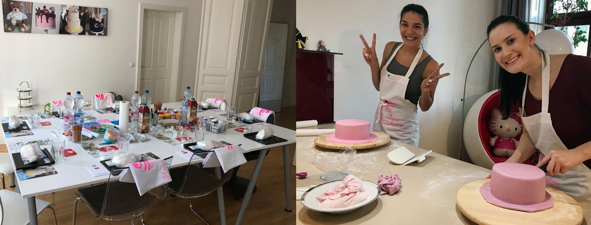 2er Collage aus einem vorbereiteten Arbeitstisch und 2 fröhlichen Teilnehmerinnen mit ihren Torten
