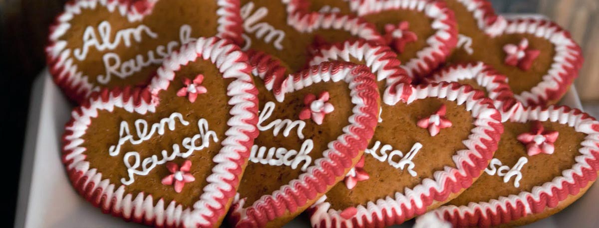 Lebkuchenherzen mit Aufschrift Almrausch
