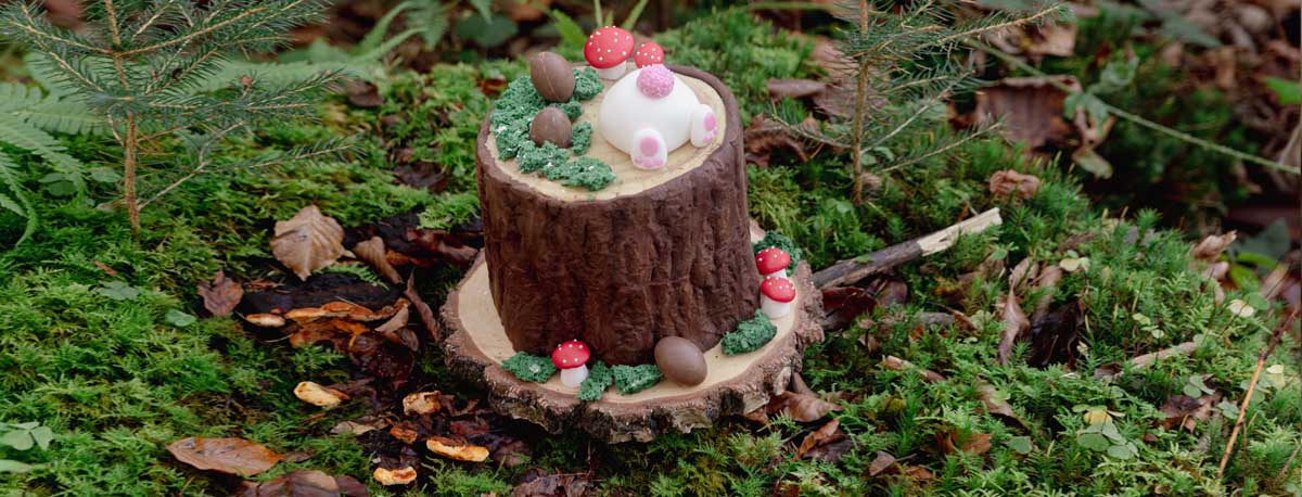 3D Ostertorte in Baumstumpfoptik mit Hasenpopo