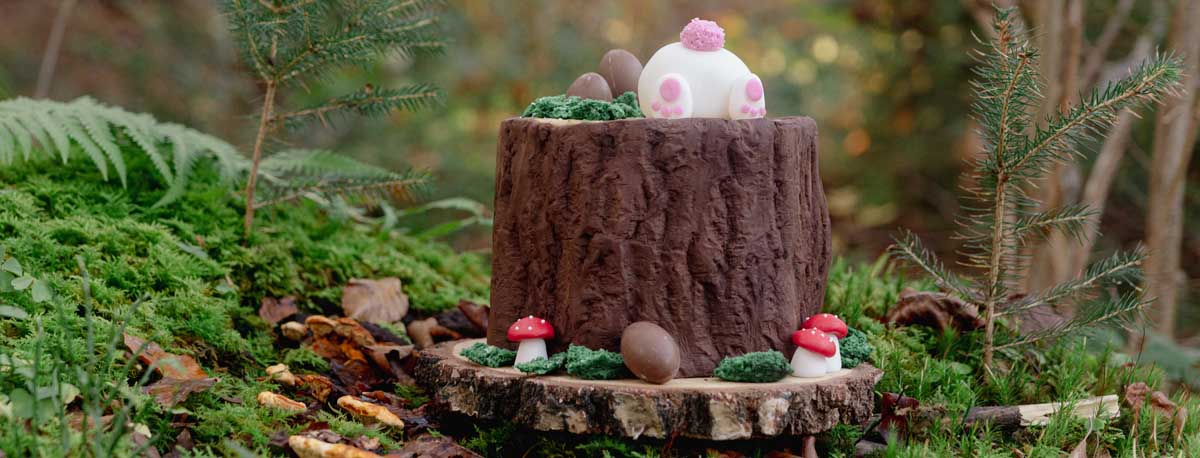3D Ostertorte in Baumstumpfoptik mit Hasenpopo