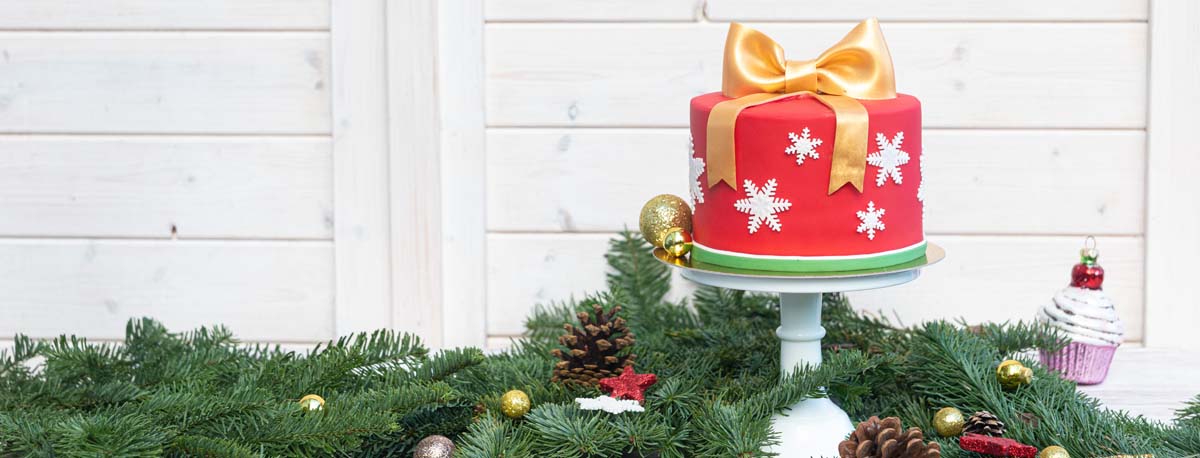 Fondanttorte in einer Weihnachtlichen Umgebung präsentiert