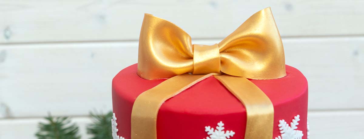 Fondanttorte in einer Weihnachtlichen Umgebung präsentiert Detailaufnahme