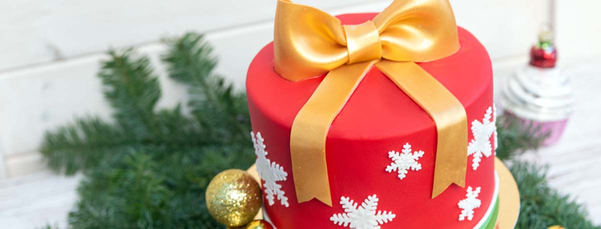 Fondanttorte in einer Weihnachtlichen Umgebung präsentiert Detailaufnahme