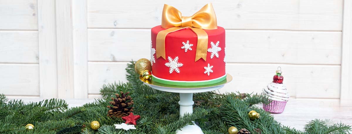 Fondanttorte in einer Weihnachtlichen Umgebung präsentiert Detailaufnahme