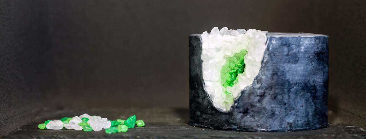 Geode Torte in granitgruau mit weissen und grünen Zuckerkristallen